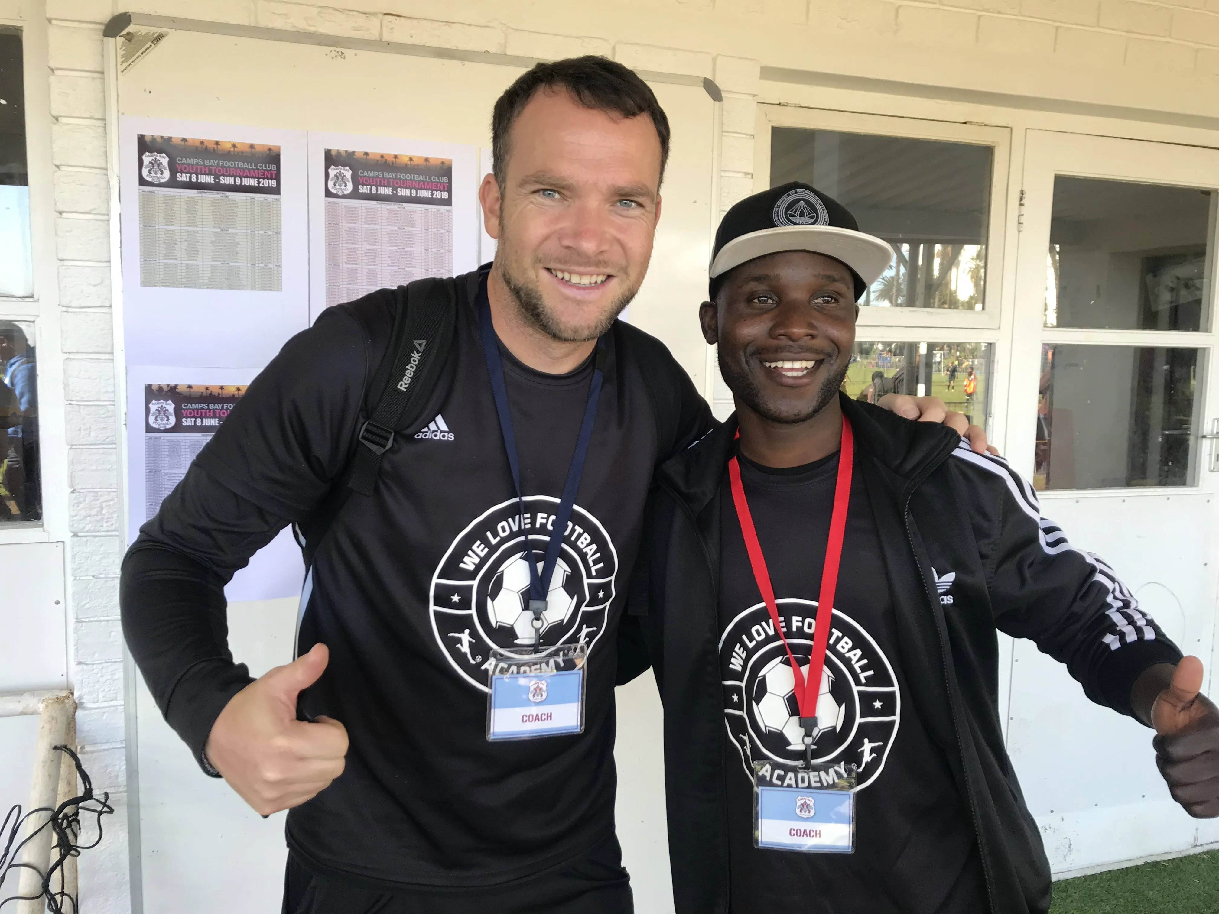 Kinder trainieren auf einem Kunstrasenplatz der We Love Football Academy