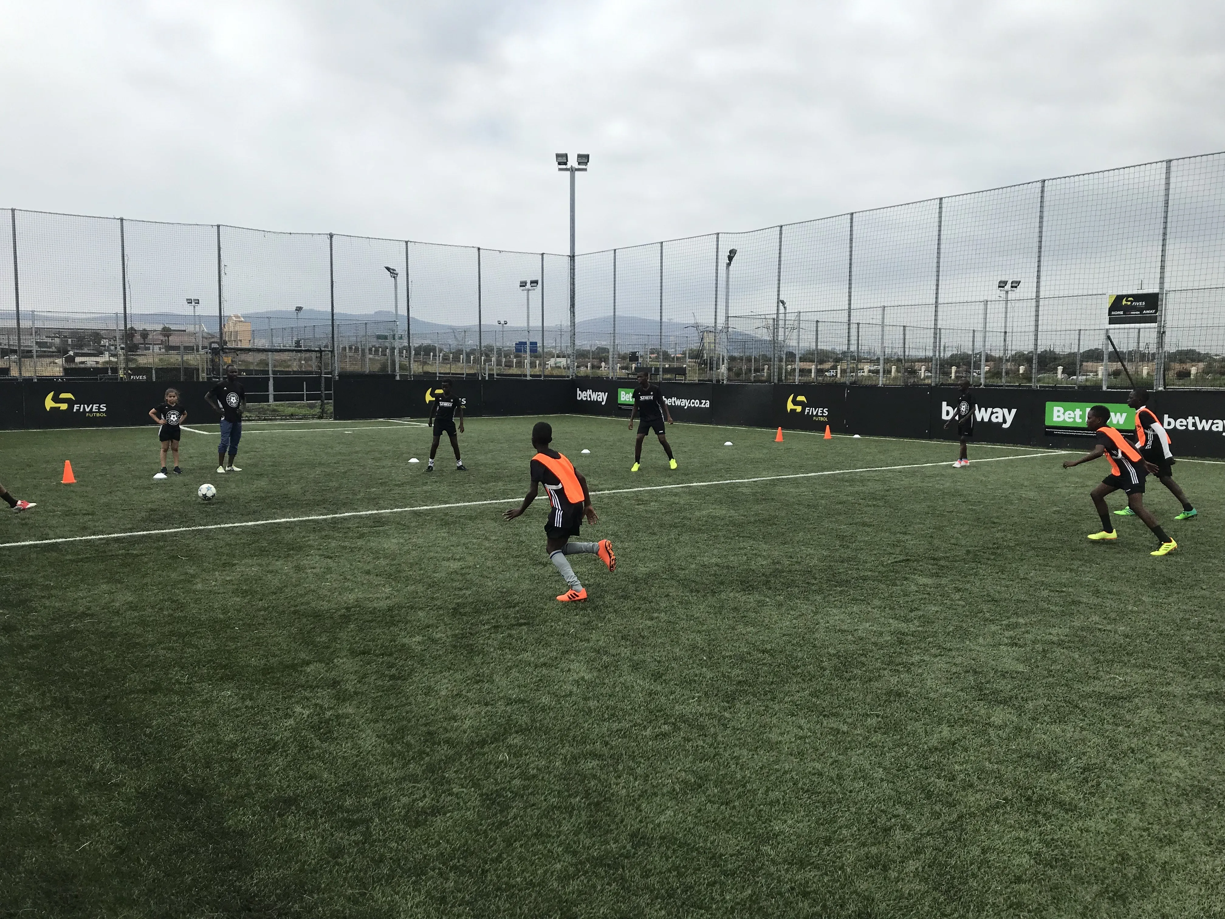 Jubelnde Kinder und Jugendliche der Academy auf dem Fußballplatz