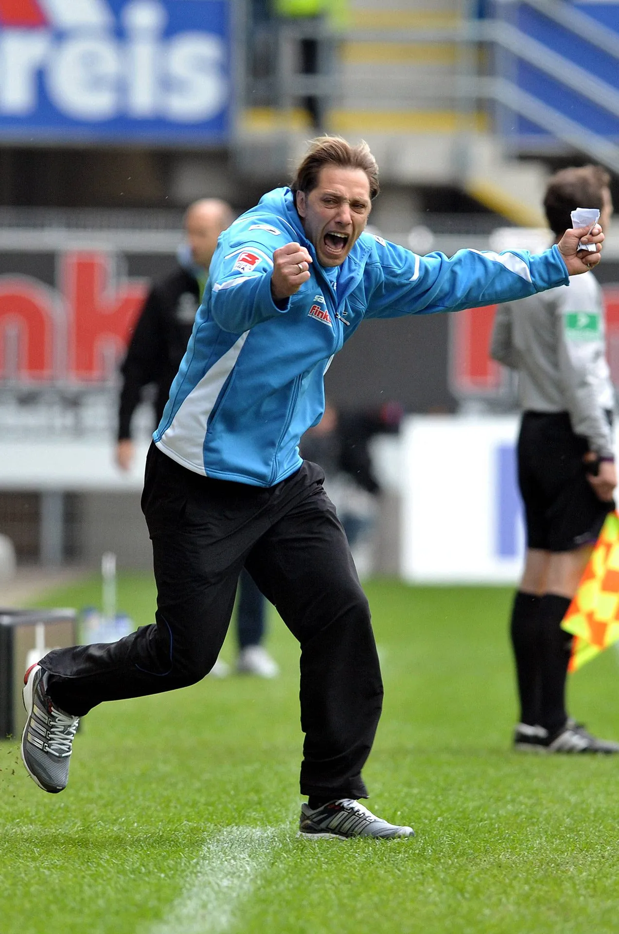 René Müller als Trainer jubelt an der Seitenlinie