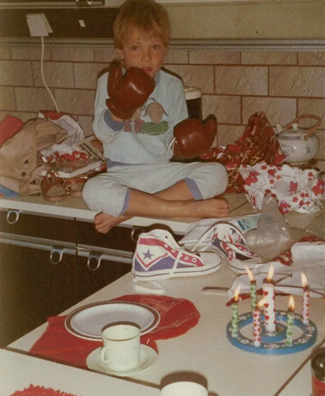 René Müller als Kind beim Geburtstag mit Baseballhandschuh und neuen Fußballschuhen