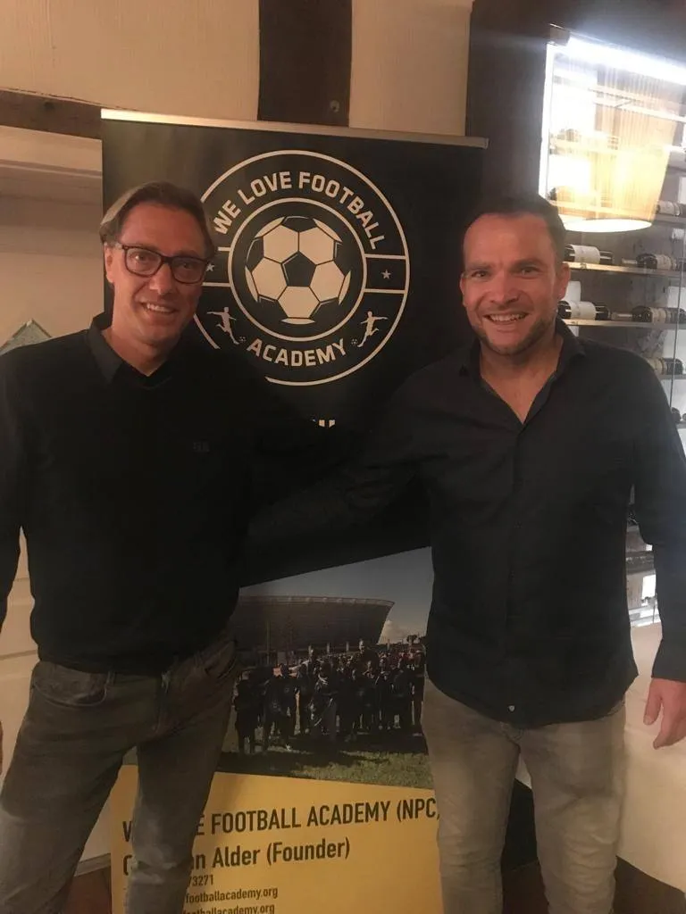René Müller und Christian Alder vor dem Banner der We Love Football Academy