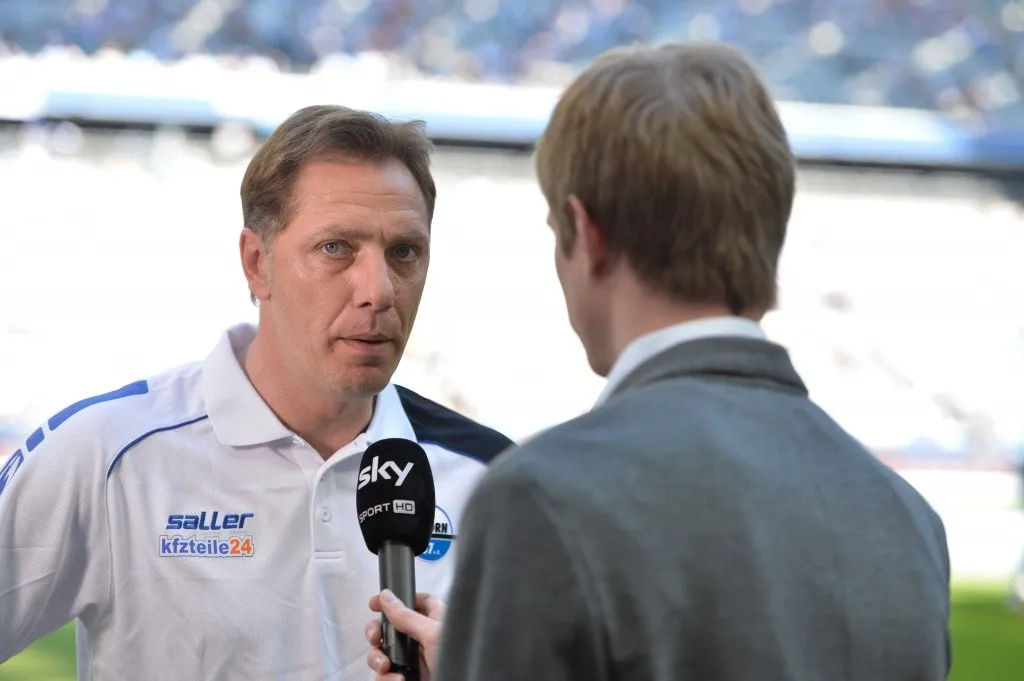 René Müller im Interview vor einer Fernsehkamera im Stadion